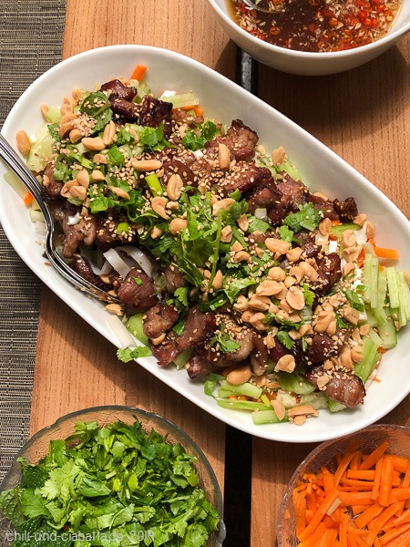 Vietnamesischer Nudelsalat mit mariniertem Schwein