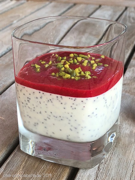 Buttermilch-Mohn-Mousse mit Himbeercoulis