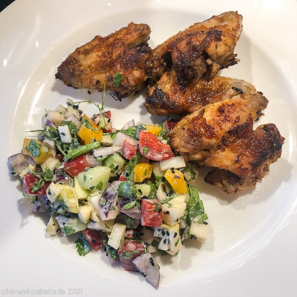 Burnt Masala Chicken Wings und Berggipfel-Salat