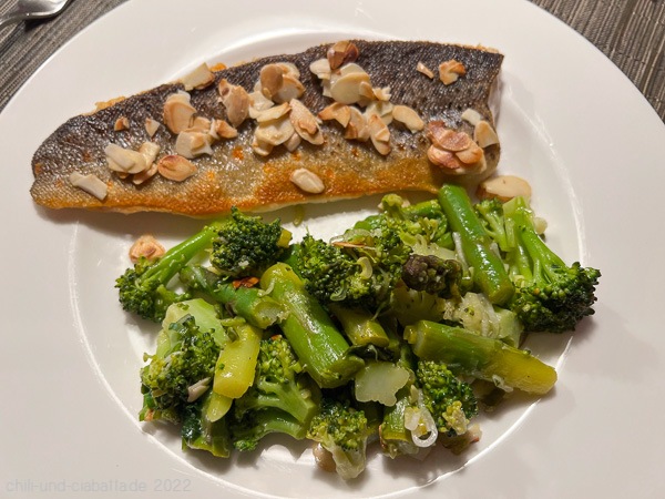 Forellenfilet mit Spargel-Brokkoli-Salat